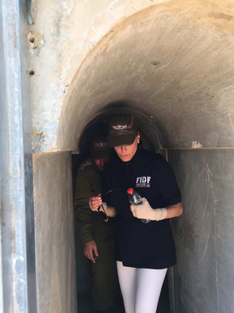 לינדה רובין בתרגיל במנהרות באח יהלום